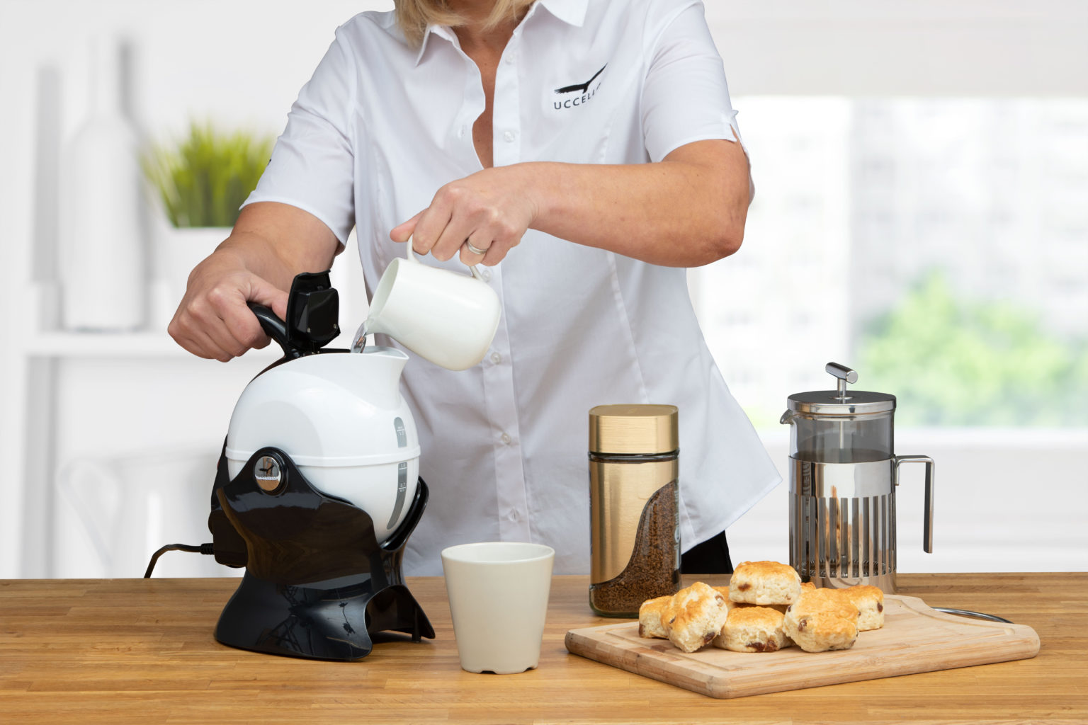 How much water does the Uccello Kettle hold?